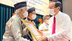 Bí thư Thành ủy TPHCM Nguyễn Văn Nên trao tặng bằng khen của UBND TPHCM cho các cá nhân, tập thể  Ảnh: HOÀNG HÙNG
