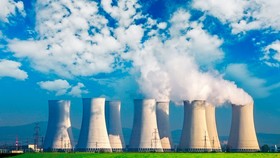 Điện hạt nhân phối hợp cùng điện tái tạo là xu thế nhiều nước đang triển khai trong chuyển đổi cơ cấu nguồn điện.