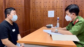 Công an TPHCM lấy lời khai một đối tượng lừa đảo qua mạng