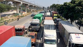 Kẹt xe nghiêm trọng trên tuyến xa lộ Hà Nội