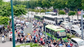 TPHCM: Hàng ngàn phương tiện “chôn chân” trên đại lộ Phạm Văn Đồng