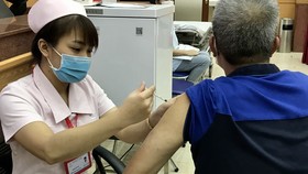 Nhân viên y tế đến tận nhà tiêm vaccine cho người cao tuổi