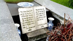 Tôn chỉ và quan niệm viết văn đặt trên bia mộ nhà văn Nam Cao. 