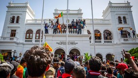 Người biểu tình tràn vào dinh cơ của Tổng thống và Thủ tướng Sri Lanka.