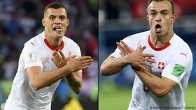 Hai cầu thủ Thụy Sĩ ăn mừng bàn thắng theo cách đầy tranh cãi.