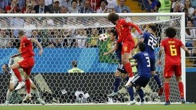 Tiền vệ Fellaini bật cao đánh đầu ghi bàn vào lưới Nhật Bản.