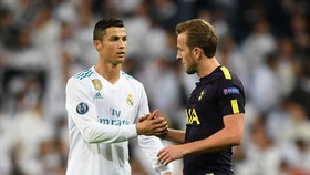 Ronaldo (trái) và Harry Kane ỡ đấu trường Champions League.