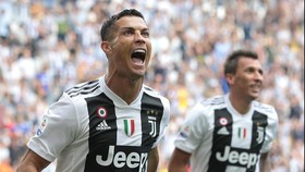 Ronaldo ăn mừng bàn thắng đầu tiên ở Serie A
