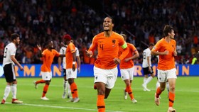 Virgil van Dijk ăn mừng bàn thắng trận gặp tuyển Đức.