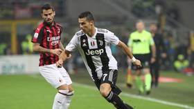 Ronaldo ghi bàn vào lưới AC Milan ngay trên sân San Siro.