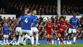 Mo Salah tung cú sút trước hàng thủ dày đặc của Everton.