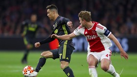Ronaldo đi bóng qua trụng vệ Matthijs de Ligt (Ajax)