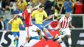Roberto Firmino đi bóng qua hậu vệ Paraguay