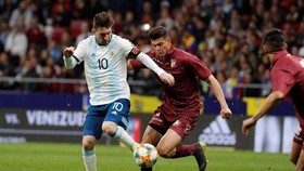 Leo Messi đi bóng qua hậu vệ Venezuela.