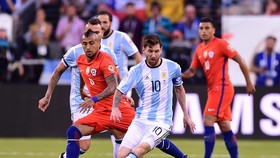 Arturo Vidan (CHilê) và Lionel Messi (Argentina ở chung kết Copa 2016