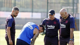 Messi trình bay chấn thương với các bác sỉ của CLB.