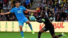 Marseille mất điểm vì Payet nhường Benedetto đá phạt đền