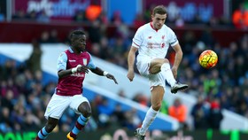 Jordan Henderson sút bóing trước khung thành Aston Villa