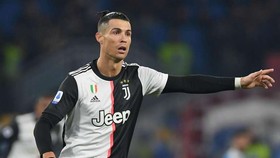 Ronaldo chạm mốc kỷ lục khi ghi cú đúp, Juventus thắng Fiorentina 3-0