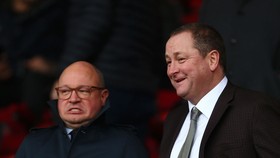 Mike Ashley (phải) vội bán Newcastle với giá 350 triệu euro