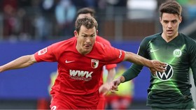 Hậu vệ người Thụy Sĩ Stephan Lichtsteiner (trái) tranh bóng với Josip Brekalo (Wolfsburg)