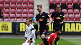 Timo Werner (giữa) ăn mừng bàn thắng
