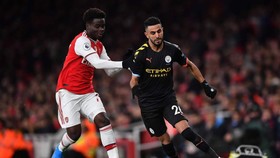 Riyad Mahrez (Manchester City, phải) cố gắng vượt qua Bukayo Saka (Arsenal)
