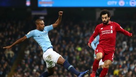 Fernandinho (Man City) cản phá Mo Salah (Liverpool)
