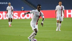 Chấn thương của tiền vệ  Idrissa Gueye làm PSG lo lắng