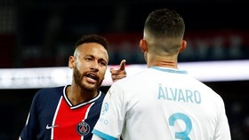 Neymar đã đánh trộm sau gáy hậu vệ Alvaro