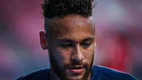Neymar đang vất vả với chấn thương