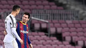 Ronaldo và Messi trò chuyện sau trận đấu
