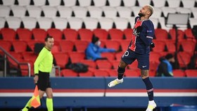 Neymar ghi hattrick, giúp PSG giành vé đầu bảng