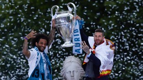 Sergio Ramos và Marcelo trong lễ đăng quang Liga mủa qua