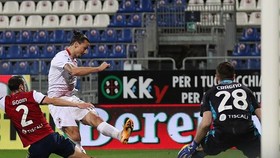 Pha ghi bàn của Zlatan Ibrahimovic vào lưới Cagliari