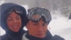 Ronaldo vượt rào dẫn bạn gái đi trượt tuyết trong ngày sinh nhật