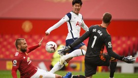 Son Heung-min ghi cú đúp trong chiến thắng tưng bừng ở Old Trafford