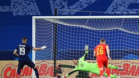 Benzema sút hỏng quả 11m liên tiếp ở tuyển Pháp