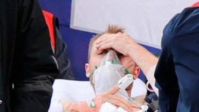 Christian Eriksen hồi tỉnh sau 13 phút cấp cứu ca trụy tim