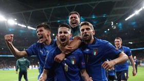Các cầu thủ Italia ăn mừng chiến thắng