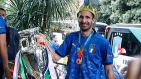 Giorgio Chiellini mang cúp Euro về Rome