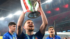 Jorginho giương cao chiếc cúp Euro