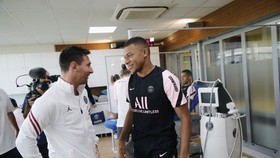 Messi và Kylian Mbappe trong phòng y tế PSG