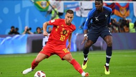 Eden Hazard (Bỉ) đi bóng trước sự truy cản của Paul Pogba 