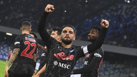 Lorenzo Insigne sút thắng 2 quả 11m giúp Napoli thắng Bologna 3-0