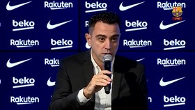 Xavi phát biểu trong buổi họp báo