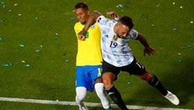 Hậu vệ Argentina Nicolas Otamendi đánh chỏ vào mặt Raphinha để giành bóng