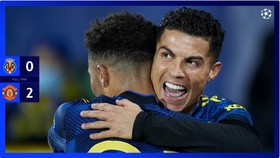 Ronaldo ăn mừng bàn thắng cùng Jadon Sancho