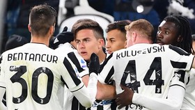 Các cầu tbủ Juventus ăn mừng bàn thắng