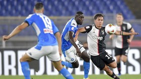 Koulibaly kèm chặt Dybala của Juventus